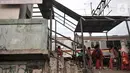 Sejumlah anak menunggu kereta melintas saat hendak menyeberangi rel Stasiun Buaran lama, Jakarta, Selasa (8/10/2019). Stasiun Buaran lama sudah tidak difungsikan sejak November 2018 akibat adanya Stasiun Buara baru. (merdeka.com/Iqbal Nugroho)