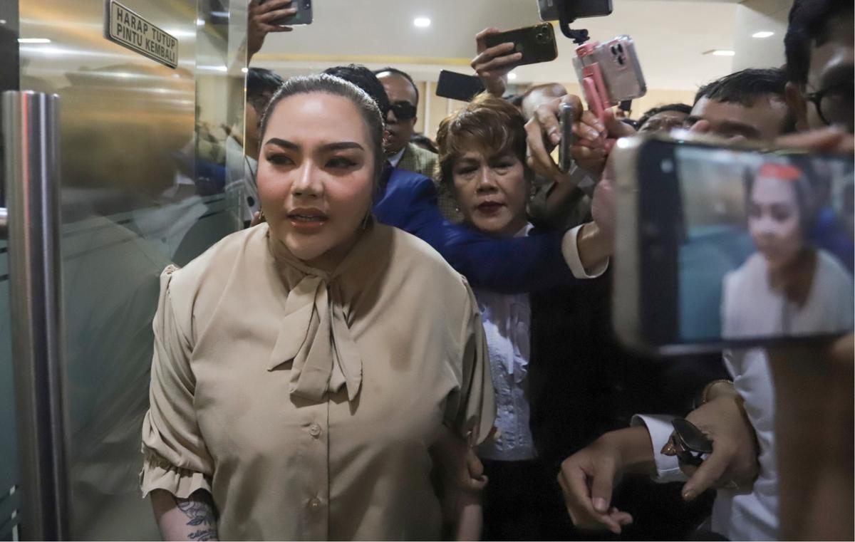 FOTO: Lisa Mariana Sambangi Mabes Polri, Jalani Tes DNA