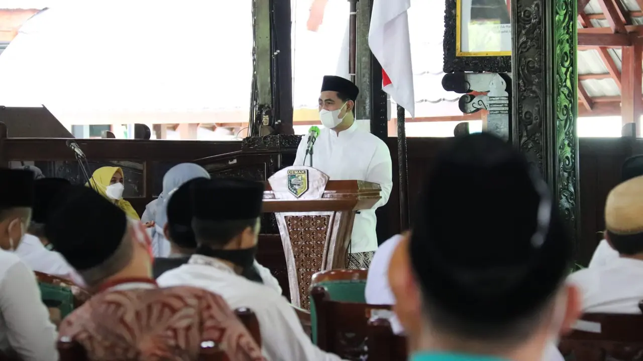 Wakil Gubernur Jawa Tengah, Taj Yasin Maimoen saat memberikan sambutan Kegiatan Pelantikan SGN di Kabupaten Demak