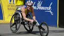 Atlet asal Amerika Serikat, Tatyana McFadden mencapai garis finis kejuaraan balap kursi roda kategori wanita di ajang Boston Marathon ke-121 di Boston, Senin (17/4). (AP Photo/Elise Amendola)