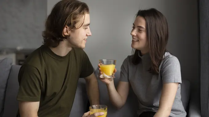 Tertarik dengan seseorang tapi nggak mau terlalu kelihatan? Coba kodein pakai teknik soft flirting! (photo by freepik.com)