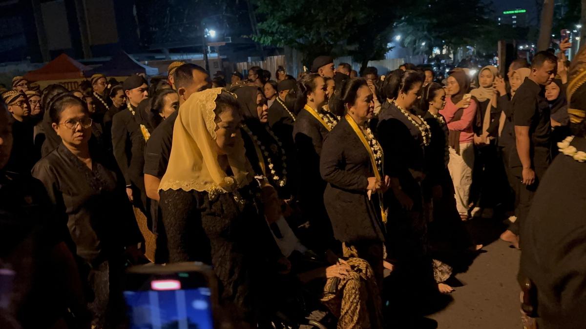 Ritual Sakral! Titiek Soeharto dan Shinta Nuriyah Wahid Ikuti Tapa Bisu Malam 1 Sura di Mangkunegaran