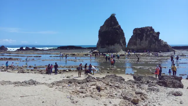 Batu karang menyerupai layardi Pantai Tanjung Layar, Sawarna,Banten.