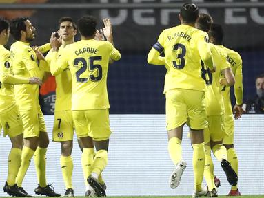 Para pemain Villarreal merayakan gol ke gawang Dinamo Zagreb yang dicetak striker Gerard Moreno (tengah) dalam laga leg pertama perempatfinal Liga Europa 2020/2021 di Maksimir Stadium, Zagreb, Kamis (8/4/2021). Villarreal menang 1-0 atas Dinamo Zagreb. (AP/Darko Bandic)