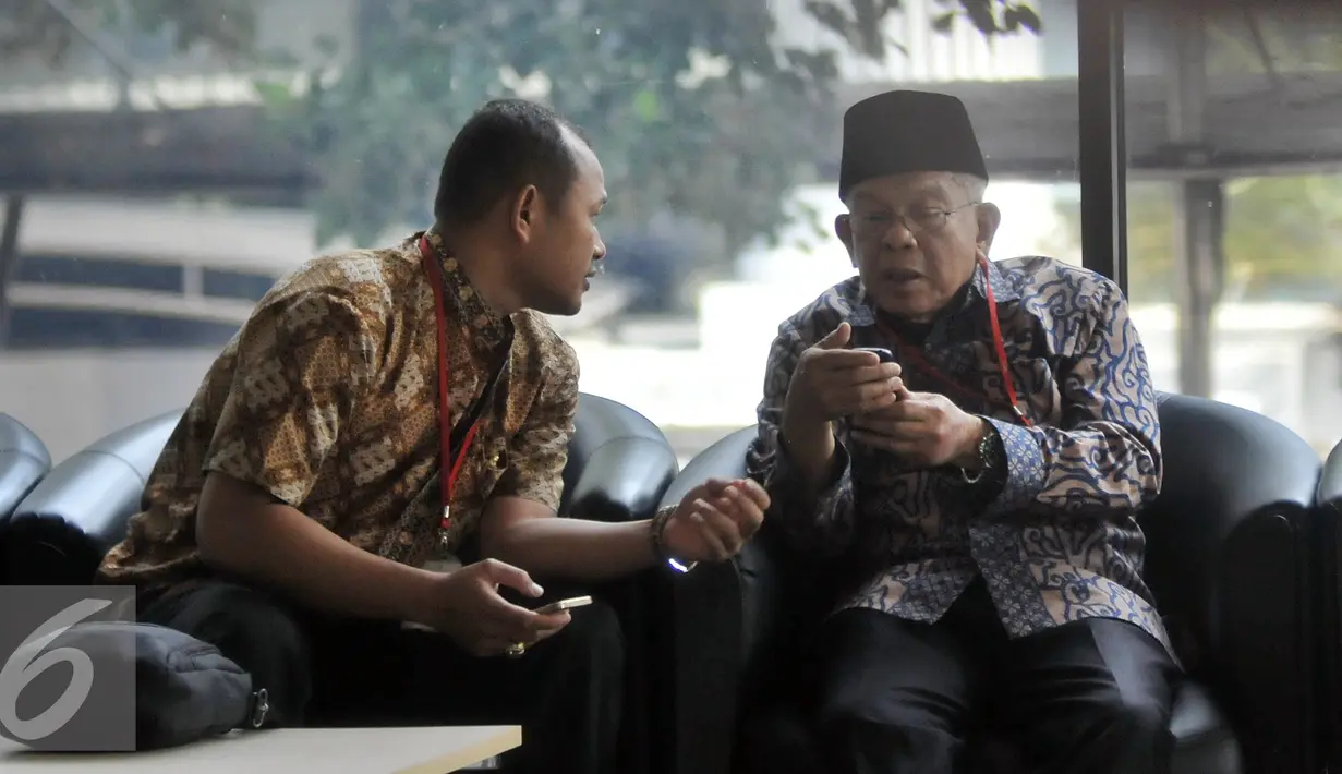 Ketua Badan Anggota Kehormatan DPD, AM Fatwa menunggu di dalam gedung KPK, Jakarta, (17/9). Kedatangannya untuk memastikan pejabat/Anggota Dewan Kehormatan DPD yang tertangkap tangan oleh KPK subuh tadi. (Liputan6.com/Johan Tallo) 