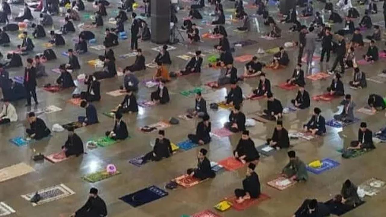 Pengikut komune juga biasanya mengedepankan kepatuhan kepada pimpinannya. Dalam Kamus Besar Bahasa Indonesia (KKBI), komune merupakan kelompok orang yang hidup bersama.