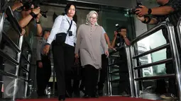 Mantan Gubernur Banten, Ratu Atut Chosiyah usai diperiksa KPK sebagai tersangka dalam kasus pengadaan sarana alat kesehatan (alkes) di lingkungan Pemerintah Provinsi Banten 2011-2013, Jakarta, Senin (14/12/2015). (Liputan6.com/Helmi Afandi)