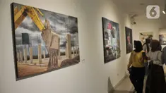 Pengunjung mengamati salah satu karya lukis yang ditampilkan dalam pameran "Antara Kecemasan dan Harapan" di Gedung D Galeri Nasional Indonesia, Jakarta Pusat, Minggu (7/5/2023). (merdeka.com/Iqbal S Nugroho)