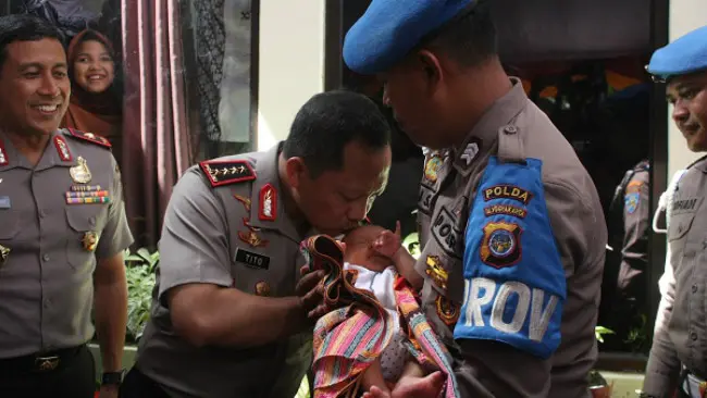 Kapolri mencium kening bayi Muhammad Tito Karnavian putra asuh Brigadir Nur Ali di Yayasan Bumi Damai. (KRJogja.com/Yudho P)