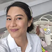 Dian Sastrowardoyo terlihat begitu chic dengan koleksi Labubu miliknya. Ia menggantungkan dua boneka pada tas yang dipakainya. [Foto: Instagram/ Dian Sastrowardoyo]