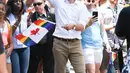 Perdana Menteri Kanada Justin Trudeau berjalan bersama peserta saat mengikuti pawai LGBT Toronto's Pride Parade di Toronto, Kanada, Minggu (23/6/2019). Pawai digelar untuk mengenang peristiwa Stonewall yang terjadi di New York pada Juni 1969. (George Pimentel/GETTY IMAGES NORTH AMERICA/AFP)