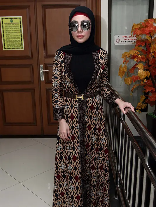 Para pewarta yang telah menunggu, langsung menanyakan doa yang sedang dipanjatkan oleh perempuan kelahiran Medan tersebut. (Deki Prayoga/Bintang.com)