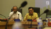 Ketua Dewan Pakar DPP Partai Golkar Agung Laksono (kanan) bersama anggota Dewan Pakar Golkar Ganjar Razuni (kiri) saat rapat dewan pakar di Kantor DPP Golkar, Jakarta, Senin (20/11). (Liputan6.com/Angga Yuniar)