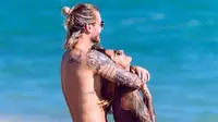 Kiper Liverpool yang dipinjamkan ke Besiktas, Loris Karius, memilih liburan dengan pacarnya, Sophia di pantai, ketimbang nonton final Liga Champions musim ini. (Instagram/Sophia)