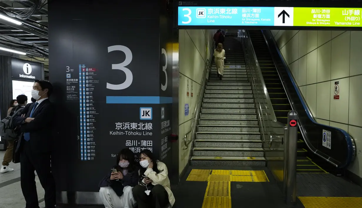 Orang-orang menunggu layanan kereta api saat layanan perjalanan dihentikan setelah gempa bumi di stasiun kereta Tokyo di Tokyo, Kamis (17/3/2022) pagi. Gempa kuat Magnitudo 7,3 mengguncang lepas pantai Fukushima di Jepang utara pada hari Rabu (16/3), memicu peringatan tsunami. (AP Photo/Hiro Komae)