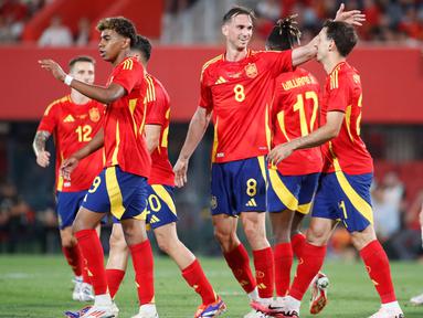 Mikel Oyarzabal merayakan gol bersama dengan rekan setimnya saat pertandingan persahabatan internasional antara timnas Spanyol melawan Irlandia Utara di stadion Son Moix di Palma de Mallorca pada 8 Juni 2024. (JAIME REINA/AFP)