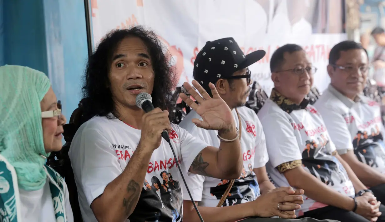 "Selain menghibur, kita juga akan mewakafkan Alquran di pesantren. Insya Allah bisa merajut persatuan bangsa ini dari agama dan lainnya. Insya Allah sisanya Tuhan yang menentukan," tukas Bimbim. (Nurwahyunan/Bintang.com)