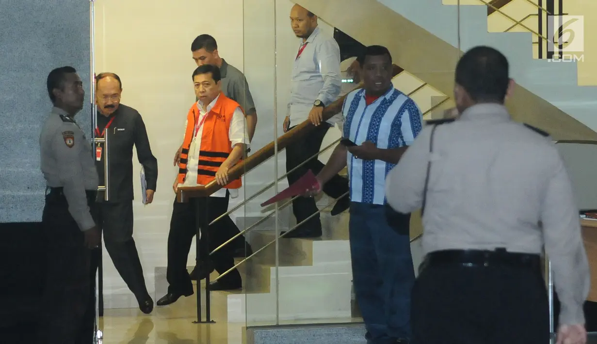 Ketua DPR Setya Novanto (ketiga kiri) usai menjalani pemeriksaan di gedung KPK, Jakarta, Kamis (23/11). Setnov diperiksa untuk dua kasus berbeda, kasus dugaan korupsi pengadaan e-KTP dan kecelakaan yang dialaminya. (Liputan6.com/Helmi Fithriansyah)