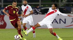 Gelandang Venezuela, Juan Arango (kiri) berusaha melewati pemain Peru, Carlos Lobaton saat pertandingan Copa Amerika 2015 di Estadio Elías Figueroa, Chile, Kamis (18/6/2015). Peru menang 1-0 atas Venezuela. (REUTERS/David Mercado)
