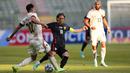Gelandang Kroasia, Luka Modric (tengah) berebut bola dengan gelandang Belgia, Nacer Chadli dalam laga uji coba menjelang berlangsungnya Euro 2020 di King Baudouin Stadium, Brussels, Minggu (6/6/2021). Kroasia kalah 0-1 dari Belgia. (AP/Francisco Seco)