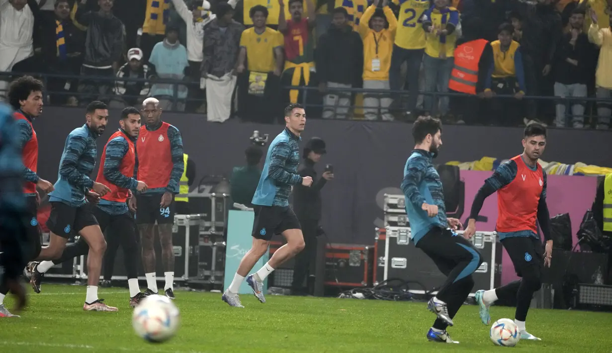 Cristiano Ronaldo disambut para penggemar saat menjalani latihan pertamanya usai perkenalan resmi sebagai pemain baru klub Al Nassr di Riyadh, Arab Saudi, Selasa (3/1/2023). Ronaldo, yang telah memenangkan lima penghargaan Ballon d'Ors sebagai pemain sepak bola terbaik di dunia dan lima gelar Liga Champions, akan bermain di luar Eropa untuk pertama kalinya dalam karirnya. (AP Photo/Amr Nabil)