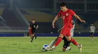 Pemain Timnas Indonesia U-16, Matthew Baker (depan) berusaha melewati adangan seorang pemain SKO Ragunan pada laga uji coba di Stadion Manahan, Solo, Rabu (12/6/2024) menjelang keikutsertaan Timnas Indonesia U-16 pada ajang Piala AFF U-16 2024. (Bola.com/Radifa Arsa)