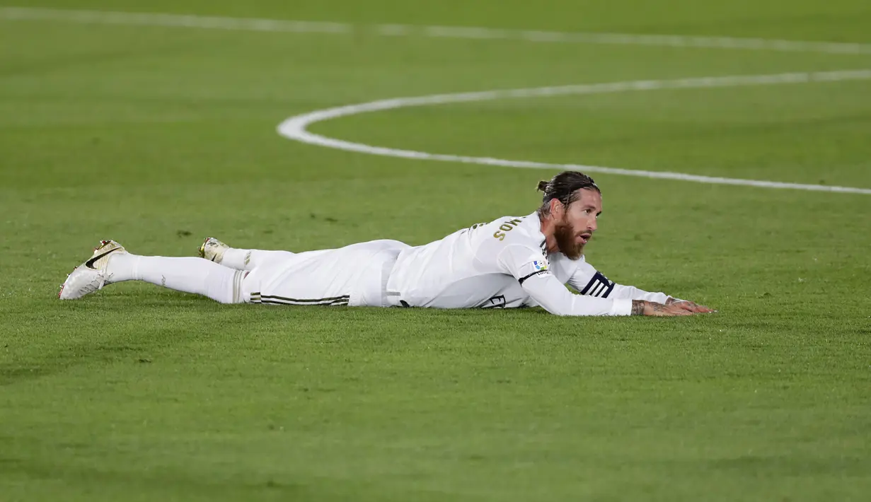 Pemain Real Madrid Sergio Ramos tersungkur di lapangan saat menghadapi Valencia pada pertandingan La Liga Spanyol di Estadio Alfredo Di Stefano, Madrid, Spanyol, Kamis (18/6/2020). Real Madrid menang 3-0 lewat dua gol Karim Benzema dan satu gol Marco Asensio. (AP Photo Manu Fernandez)