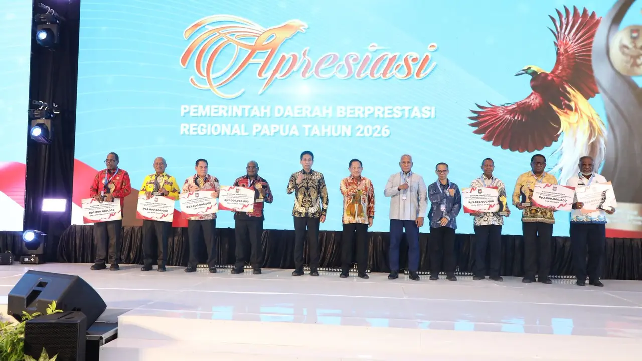 Kemendagri Beri Penghargaan Daerah Berprestasi Regional Papua