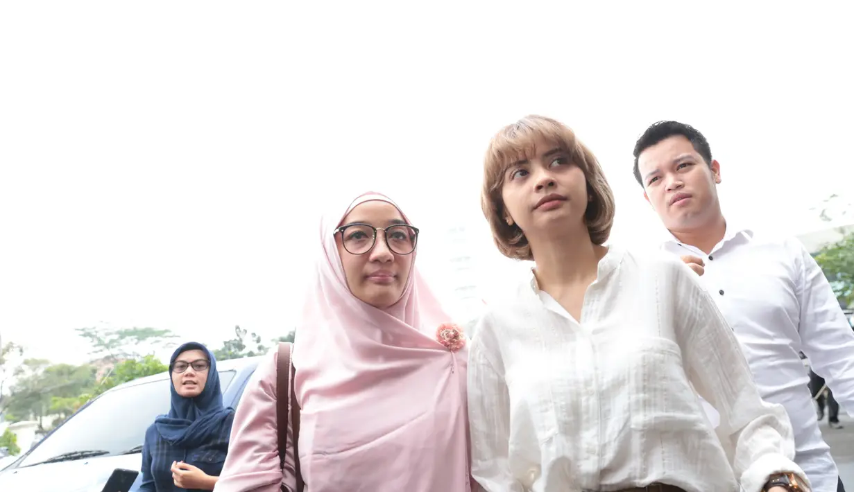 "Kemudian diatur mengenai pembiayaan terhadap anak, akan dibiayai oleh Shogo. Untuk besarannya gak bisa dikasih tahu. Sepertinya Shogo agak keberatan beberapa point. Di antaranya mengenai besarnya jumlah biaya," lanjut Indra. (Adrian Putra/Bintang.com)