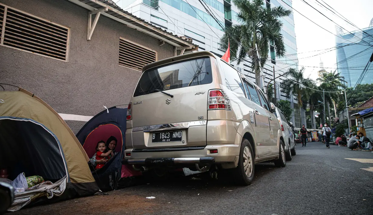 Deretan tenda pengungsi Afghanistan yang didirikan di trotoar Kawasan Kebon Sirih, Jakarta, Kamis (26/8/2021). Sebanyak 20 pengungsi asal Afghanistan kembali menempati trotoar dengan harapan bisa diterbangkan ke negara lain dan mendapatkan kehidupan yang lebih layak. (Liputan6.com/Faizal Fanani)