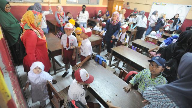 Orangtua di Hari Pertama Sekolah