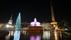 Cahaya kerlap-kerlip pohon Natal setelah tradisi penyalaan lampu di Trafalgar Square, 7 Desember 2017. Setiap tahun London mendapat pohon Natal dari Norwegia sebagai tanda terima kasih atas dukungan Inggris selama perang dunia II. (Daniel LEAL-OLIVAS/AFP)