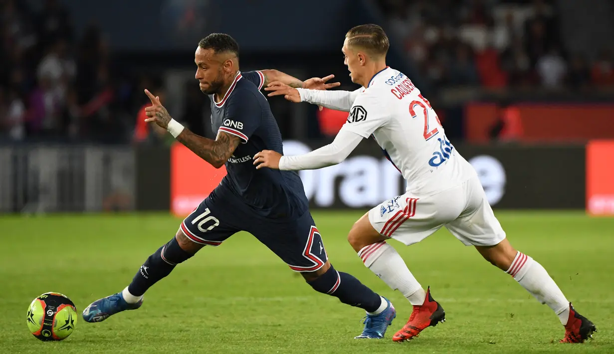 Pemain depan Paris Saint-Germain (PSG), Neymar (kiri) ditantang oleh gelandang Olympique Lyon, Maxence Caqueret pada laga pekan keenam Liga Prancis di Stadion Parc des Princes, Senin (20/9/2021) dini hari WIB. PSG menang dengan skor tipis 2-1. (Alain JOCARD / AFP)