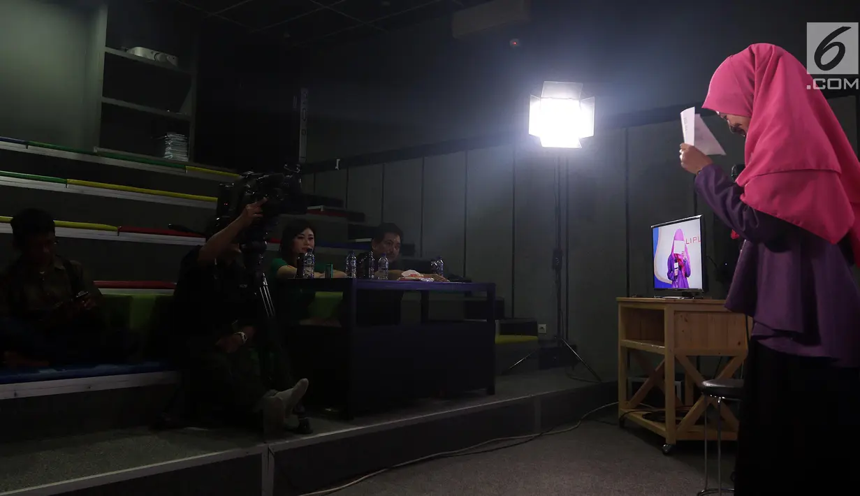 Peserta mengikuti Kompetisi News Presenter dalam rangkaian Emtek Goes To Campus (EGTC) di Universitas Muhammadyah Malang, Selasa (25/9).(Liputan6.com/JohanTallo)
