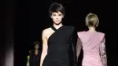 <p>Model Kendall Jenner dan Gigi Hadid saat membawakan busana karya Tom Ford Spring/Summer 2018 selama New York Fashion Week di Park Avenue Armory, New York City (6/9). Kendall dan Gigi tampil dengan rambut pendek mengenakan wig. (AFP Photo/Angela Weiss)</p>