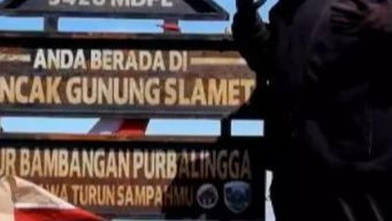 Mbah Yuni berhasil mendaki Gunung Slamet. Ia pun sujud syukur saat berada di puncak. Mbah Yuni memiliki cita-cita menaklukan tujuh puncak tertinggi Indonesia.