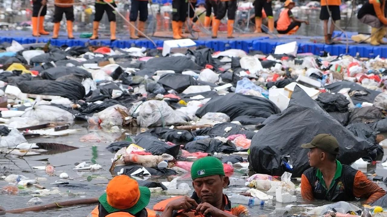 Sampah menumpuk di pesisir muara baru