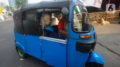 Sebuah Bajaj mengangkut kambing kurban yang dibeli untuk diantarkan kepada konsumen di kawasan Tanah Abang, Jakarta Pusat, Minggu (16/6/2024). (merdeka.com/Arie Basuki)