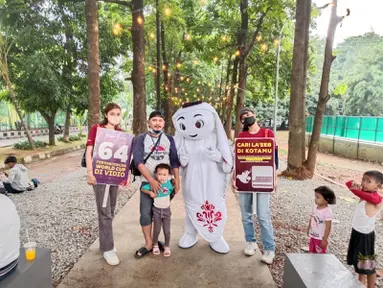 Maskot Piala Dunia 2022, La'eeb berfoto bersama warga saat mengunjungi Hutan Kota Patriot, Bekasi, Jumat (4/11/2022). Kedatangan La'eeb ini menambah kemeriahan jelang bergulirnya Piala Dunia 2022 pada November mendatang. (FOTO: Dok. SCM)