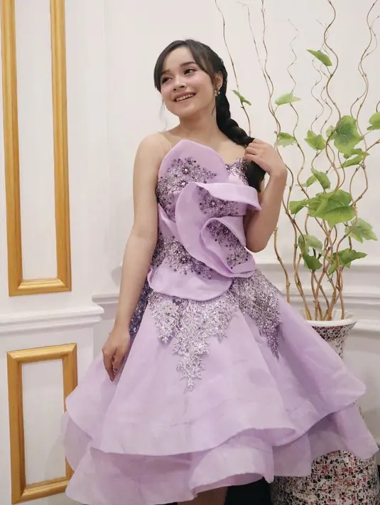 Gayanya yang ceria dan suaranya yang khas membuat banyak orang mengidolakannya. Tasya kini makin percaya diri menyanyi dari panggung ke panggung menghibur masyarakat Indonesia. (Liputan6.com/IG/@tasya_ratu_gopo)