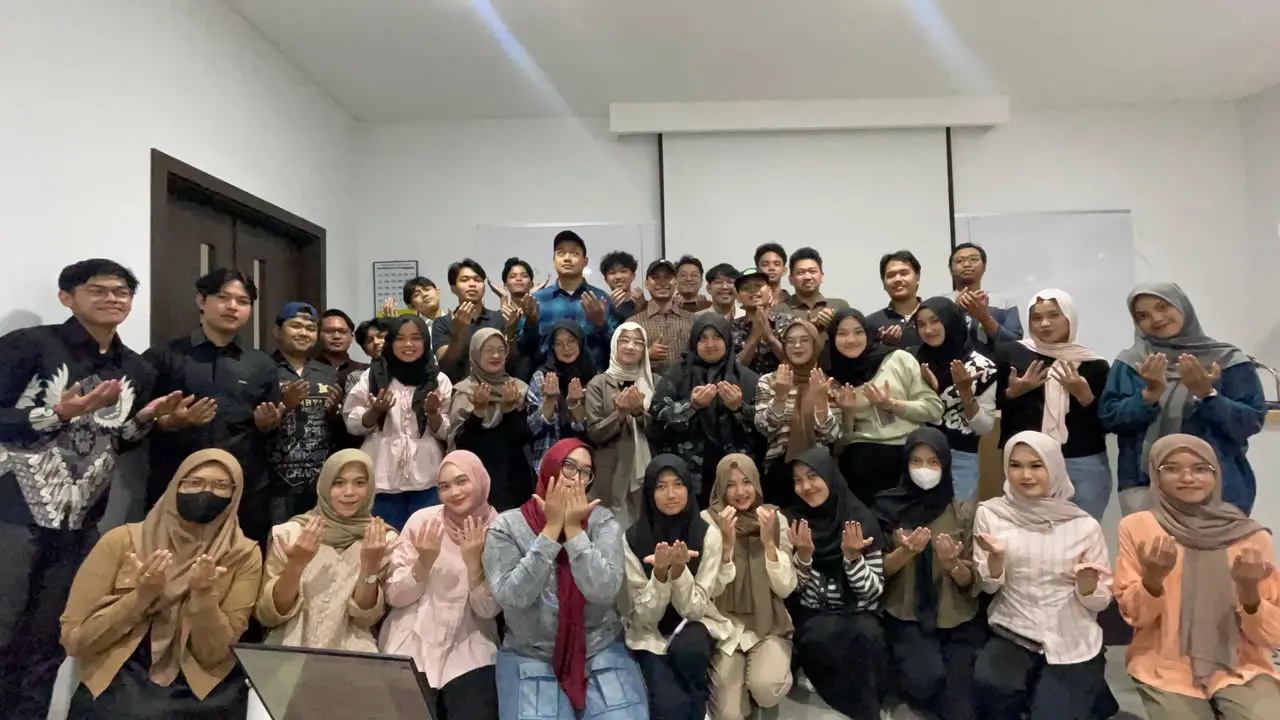 Dosen Ilmu Hukum di Universitas Terbuka (UT) Muhammad Irfan Al Aziz saat mengajar di kelas