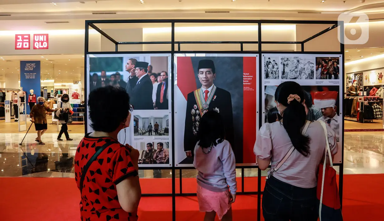 Pengunjung melihat Pameran Foto Potret 7 Presiden RI dengan tema "7 Citizen No.1" di Mall Neo Soho, Jakarta, Selasa (22/11/2022). Pameran ini berlangsung dari tanggal 20 November 2022 sampai 3 Desember 2022. (Liputan6.com/Johan Tallo)