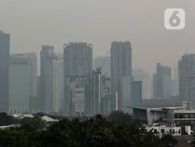Suasana gedung-gedung bertingkat yang tertutup oleh kabut polusi di Jakarta, Kamis (27/7/2023). (Liputan6.com/Faizal Fanani)