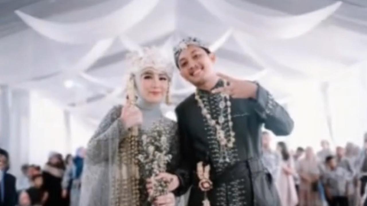 Foto terakhir pasangan ini terlihat jauh lebih baik. Si pengantin laki-laki kini menggunakan celana panjang dan pengantin perempuan mengenakan rok panjang. Meski jika lebih diamati posisinya masih kurang proporsional.