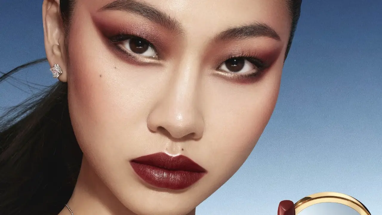 Potret Jung Hoyeon Tampil Pangling dengan Riasan Bold, Pakai Koleksi Debut Lini Makeup Pertama Dame Pat McGrath