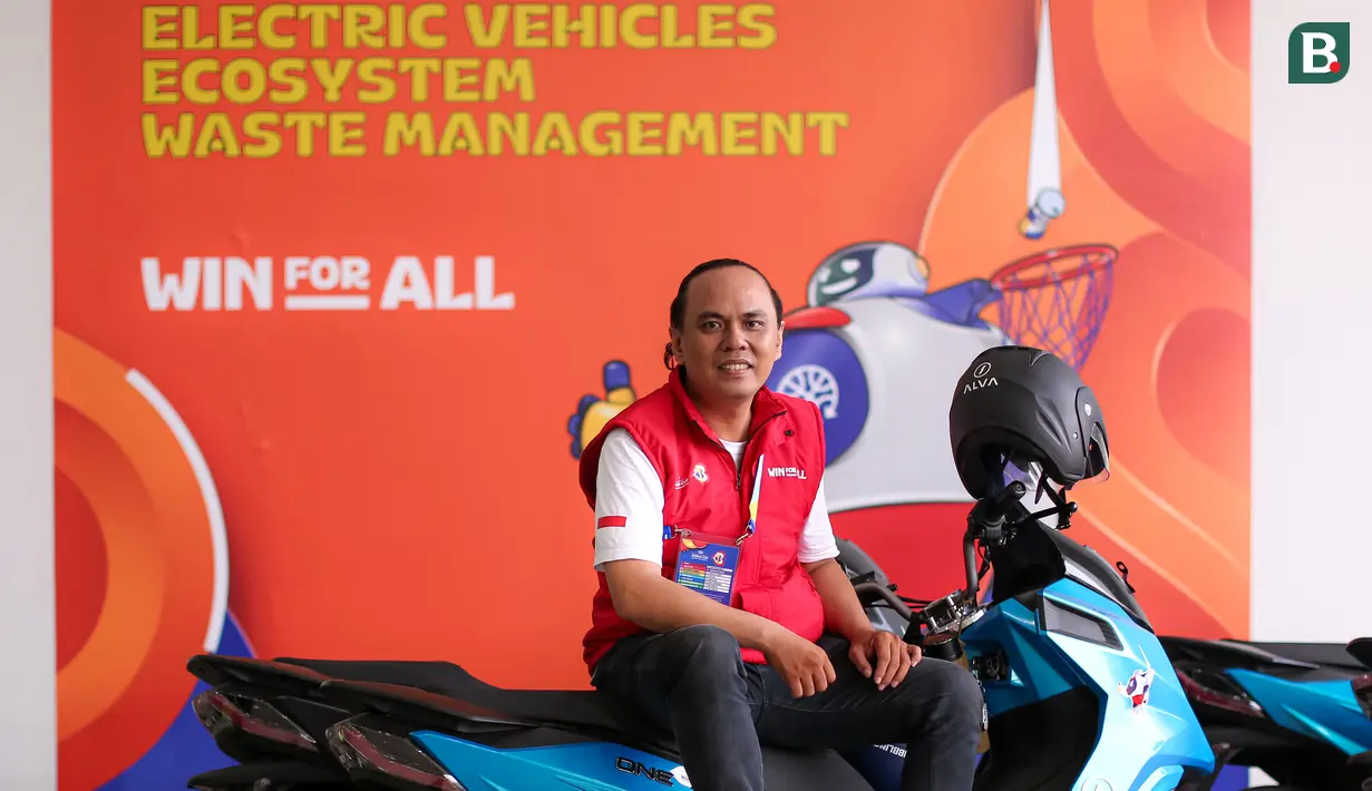 Akhmad Joo merupakan salah satu pengemudi dari layanan motor listrik di Indonesia Arena, Senayan, Jakarta selama Piala Dunia FIBA 2023. Tugasnya untuk membantu tamu, kru, dan media yang membutuhkan mobilitas di area Stadion Utama Gelora Bung Karno (SUGBK). Seperti diketahui, area SUGBK disterilkan dari kendaraan bermotor selama Piala Dunia FIBA 2023. Akhmad sehari-hari merupakan seorang driver ojek online. (Bola.com/Bagaskara Lazuardi)