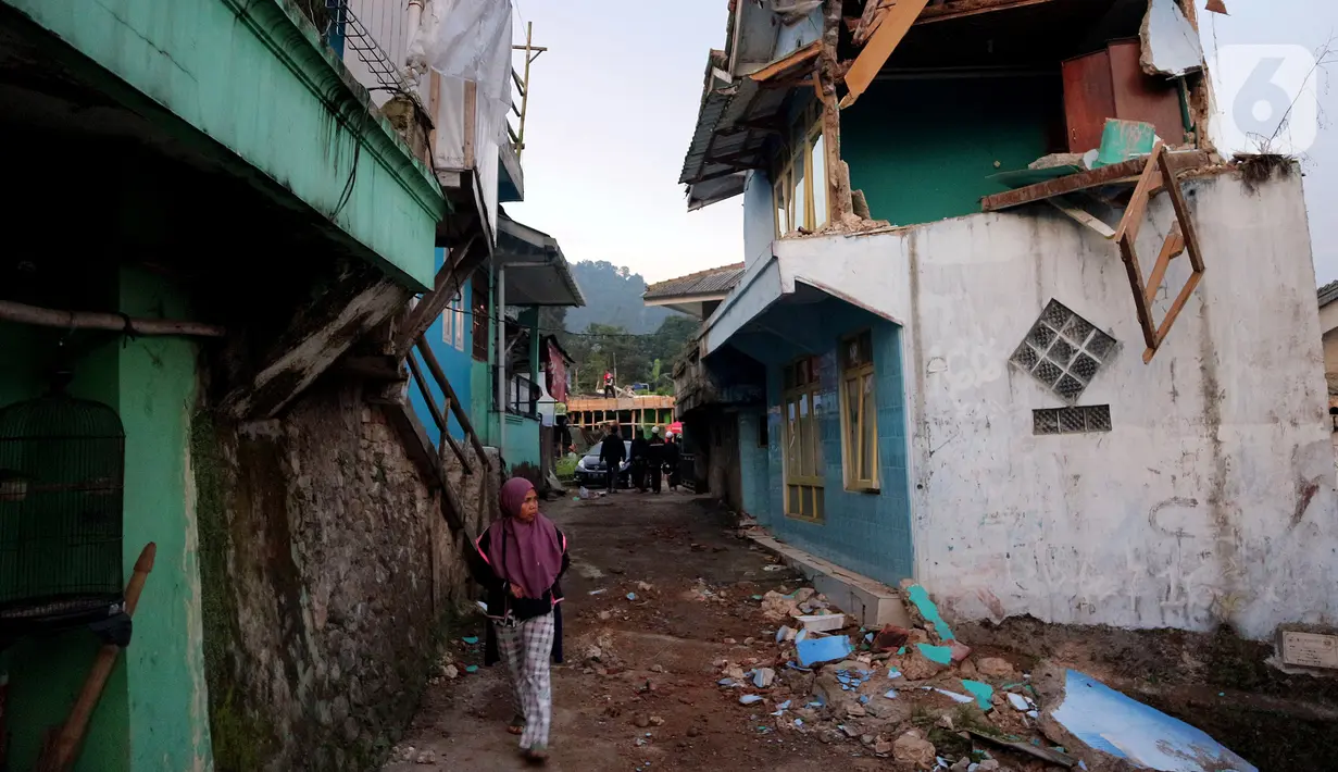 Sejumlah rumah rusak akibat gempa bumi di Ciheranhg Jaya, Pacet, Cianjur, Jawa Barat, Senin (21/11/2022). Longsor akibat gempa membawa sebuah angkot yang diduga berisi penumpang dan truk ke dalam jurang, evakuasi pun akan dilanjutkan esok hari. (merdeka.com/Arie Basuki)