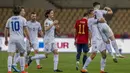 Para pemain Kosovo merayakan gol ke gawang Spanyol yang dicetak gelandang Besar Halimi (kanan) dalam laga lanjutan Kualifikasi Piala Dunia 2022 Zona Eropa Grup B di La Cartuja Stadium, Sevilla, Rabu (31/3/2021). Kosovo kalah 1-3 dari Spanyol. (AP/Miguel Angel Morenatti)
