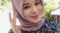 Simak inspirasi hijab bernuansa pastel ala Ayana Moon yang bisa maksimalkan gaya hijab kamu. (Foto: Instagram/ @xolovelyayana).