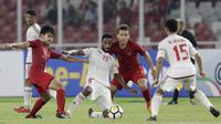 Pemain Indonesia, Lutfi Kamal dan Egy Maulana Vikri, berusaha merebut bola dari pemain Uni Emirat Arab (UEA) pada laga AFC di SUGBK, Jakarta, Rabu (24/10/2018). Indonesia menang 1-0 atas UEA. (Bola.com/M Iqbal Ichsan)